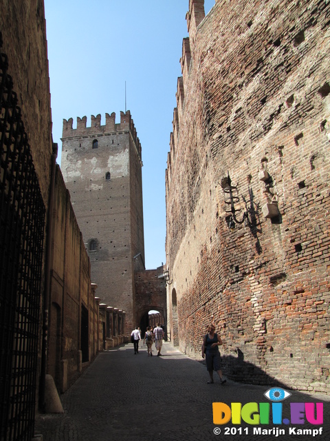 SX19339 Castelvecchio alleyway